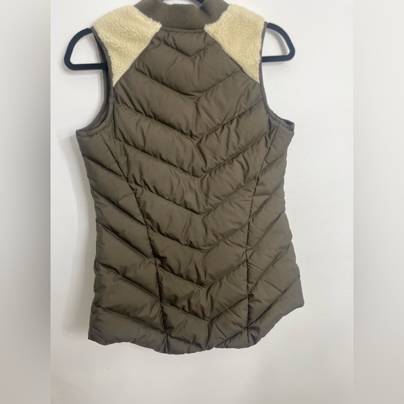 Athleta Responsible tundra goose down filled puffer vest olive green - Picture 11 of 11